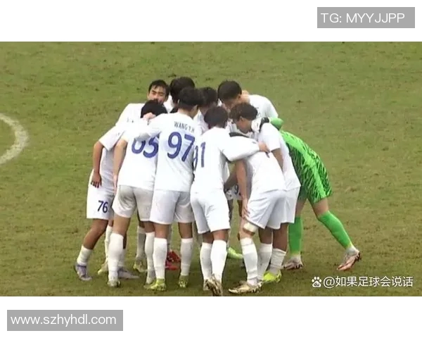 足球明星意外绊倒孩子引发热议家长和球迷反应不一